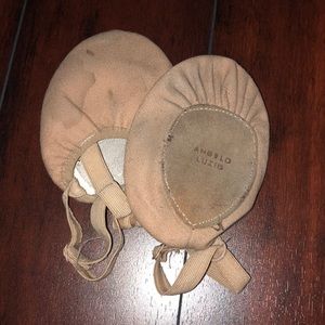 Tan cloth turners for dance